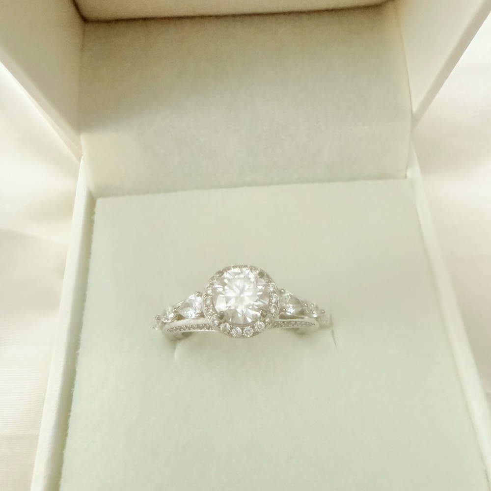Elegant Silver Maxine Ring with Dazzling Stones